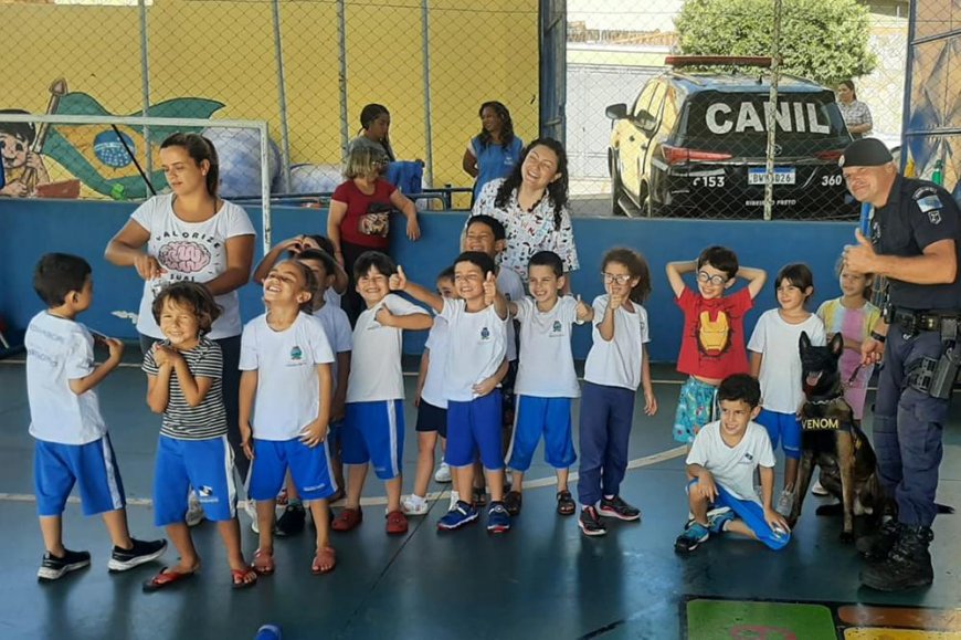 Canil da GCM faz apresentação para alunos de escola municipal