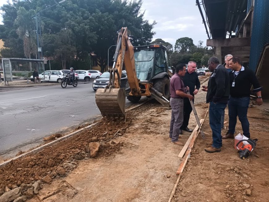 PREFEITO VISITA OBRA DE REVITALIZAÇÃO DA AVENIDA JOÃO PINHEIRO