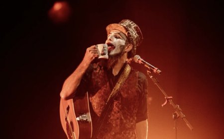 Fernando Anitelli celebra espetáculo O Teatro Mágico - Voz & Violão, no Theatro Pedro II, em Ribeirão Preto