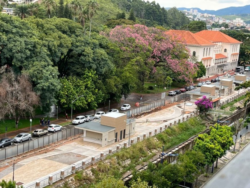 OBRA DA ALAMEDA POÇOS RECEBE MEIOS-FIOS DE PEDRA