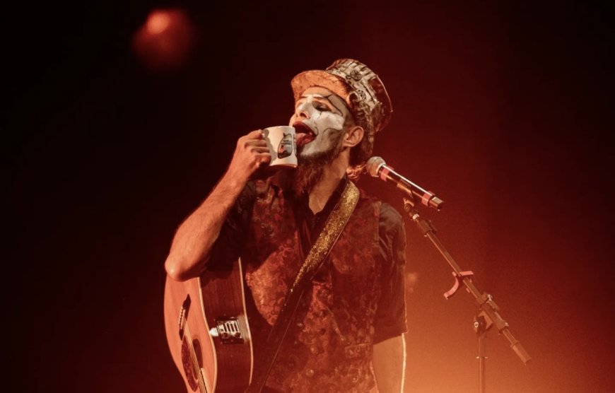 Fernando Anitelli celebra espetáculo O Teatro Mágico - Voz & Violão, no Theatro Pedro II, em Ribeirão Preto