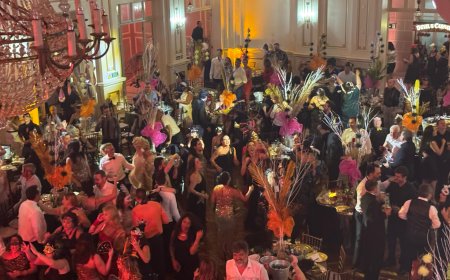 Baile de Máscaras do Palace Casino encanta Poços de Caldas com noite de glamour e música ao vivo