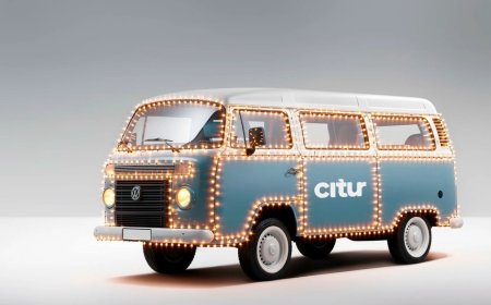 Novidade natalina em Poços de Caldas: “Kombiata” leva Papai e Mamãe Noel pelas ruas da cidade