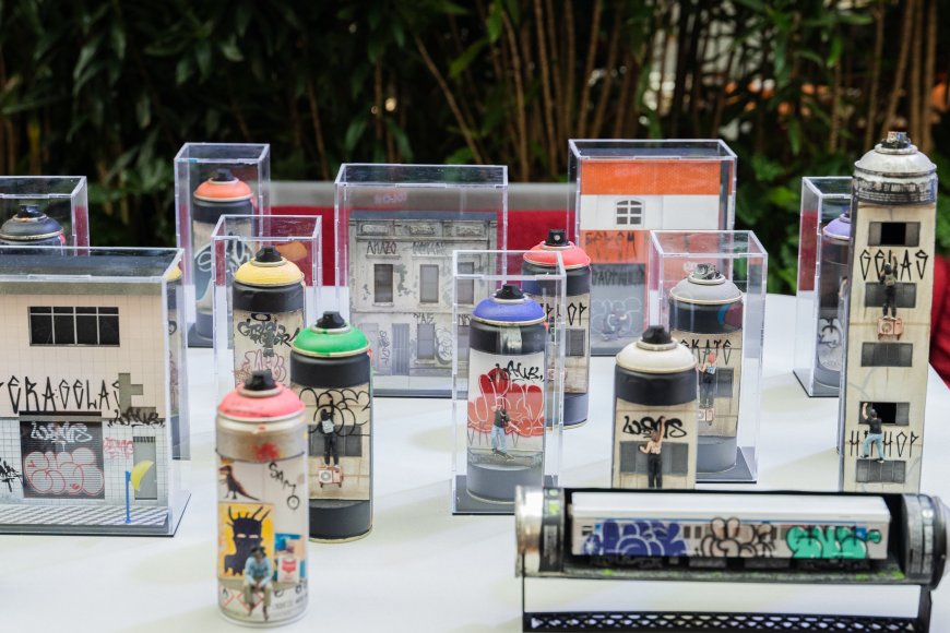 Artista ensina a transformar objetos descartados em arte e o mundo em miniatura em oficina no POW Festival 2025