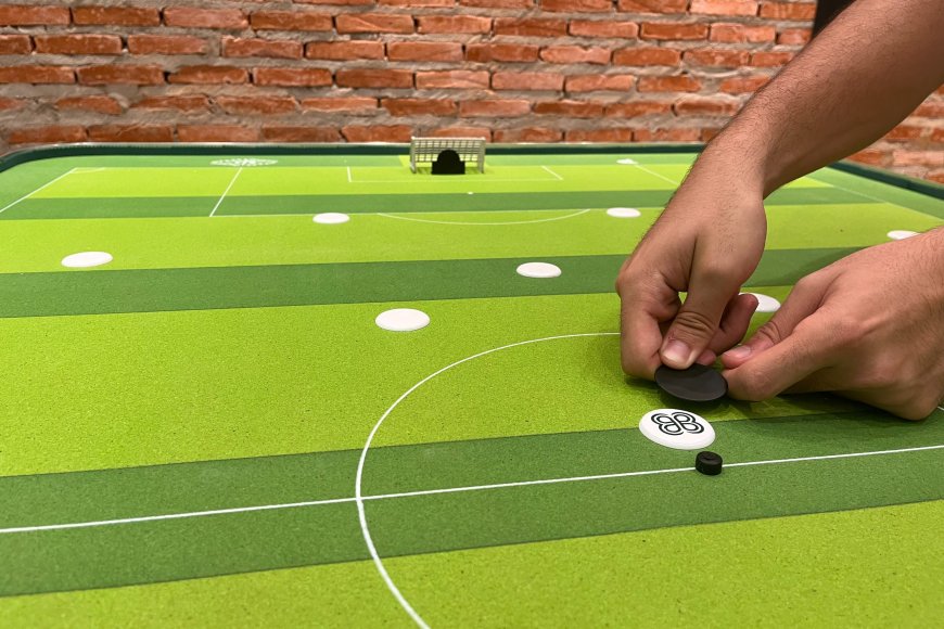 Em clima de Copa do Mundo, ShoppingSantaÚrsula recebe exposição interativa de futebol de mesa 