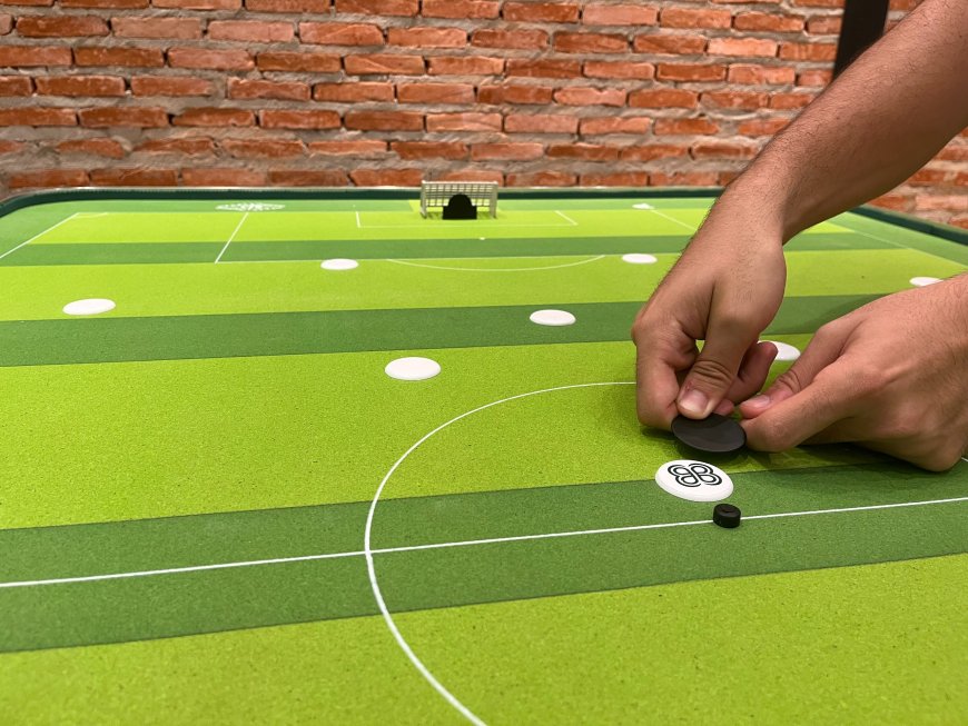 Em clima de Copa do Mundo, ShoppingSantaÚrsula recebe exposição interativa de futebol de mesa 