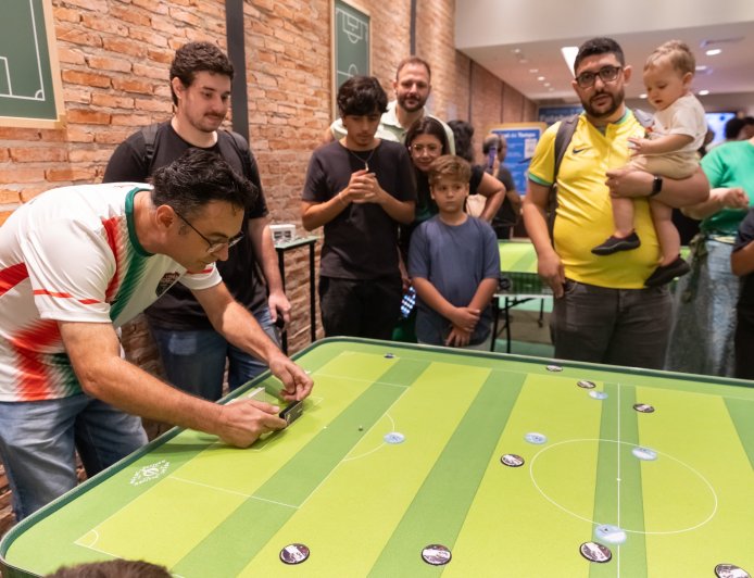 Em meio à era digital, futebol de botão volta a unir gerações