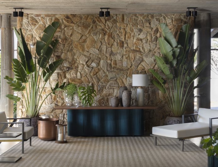 Madeira e tons terrosos ganham espaço e redefinem a sensação de conforto nos ambientes