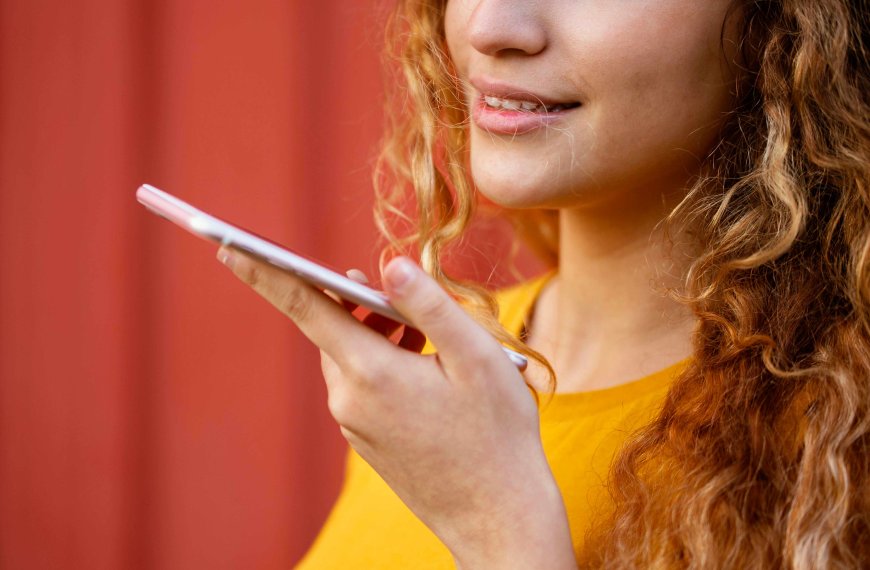 Áudios longos, reuniões e chamadas: estamos falando mais e pior? Especialista alerta para sobrecarga vocal na era digital