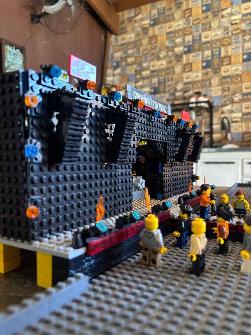 Maquete em LEGO do Ribeirão Rodeo Music para celebrar os 20 anos do evento